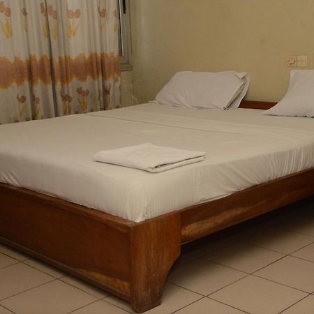 לומה Hotel Ambassadors מראה חיצוני תמונה